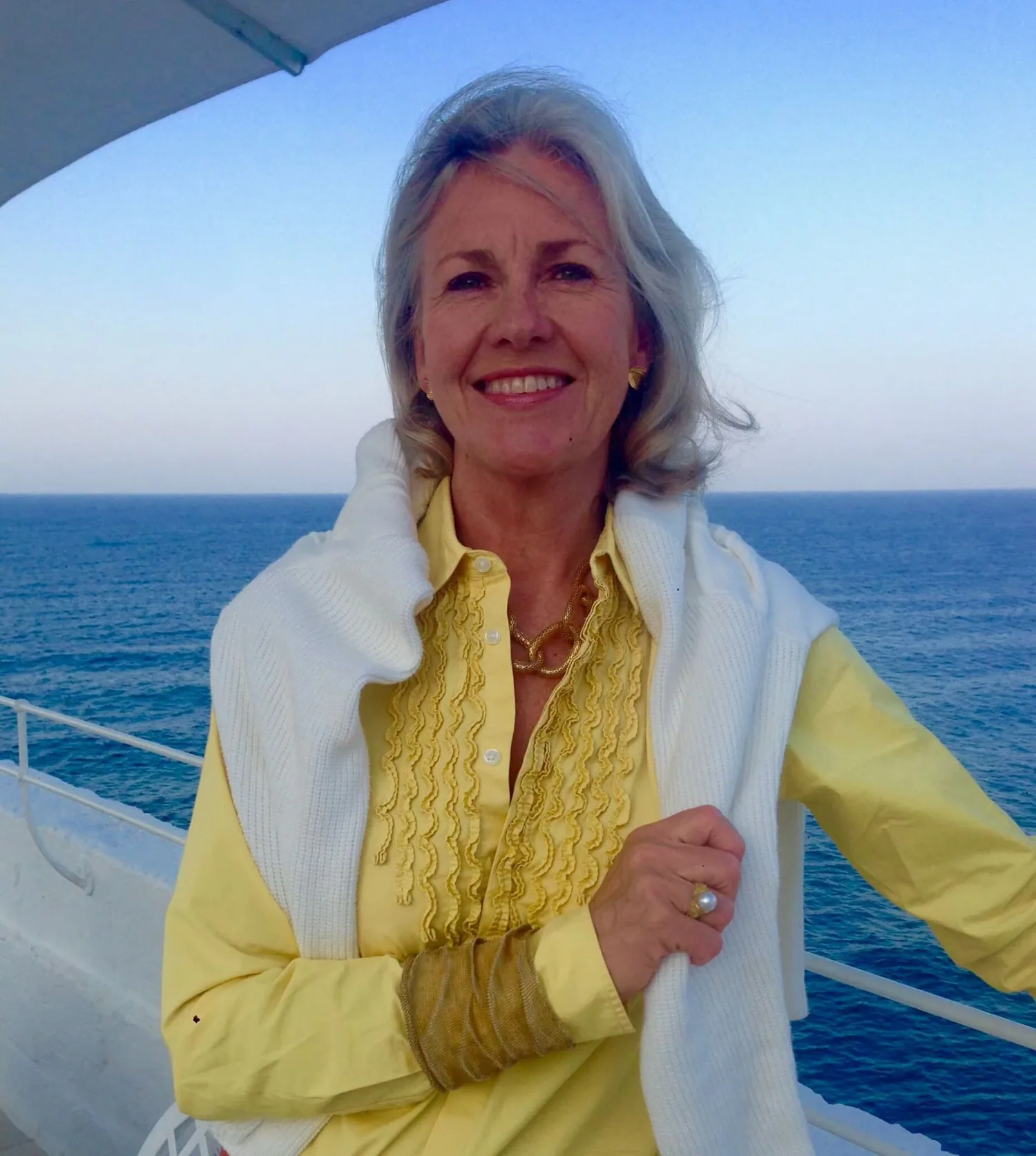 Anna Maria Eiderbrant vid havet i Monopoli